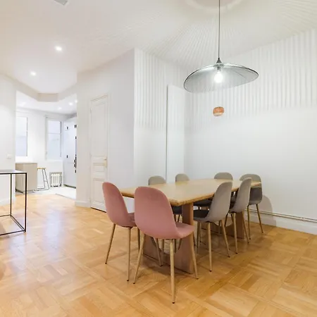 Charming - Air-conditioned And Terrace Apartment